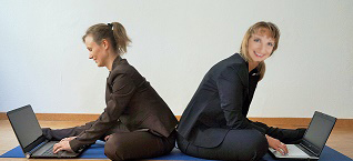 Yoga Business mit Laptops